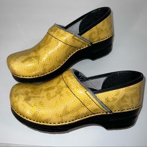 Womens Dansko clogs